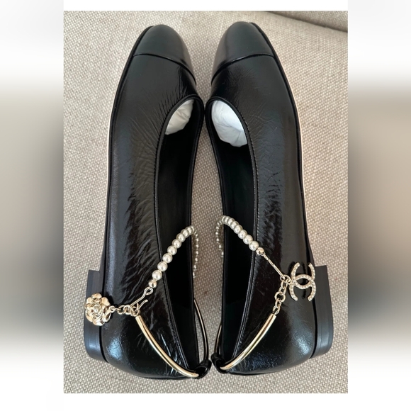 EUC CHANEL Black Glazed Calfskin Ballet Flats with Pearls/Charms Anklet Size 42 - Picture 1 of 9